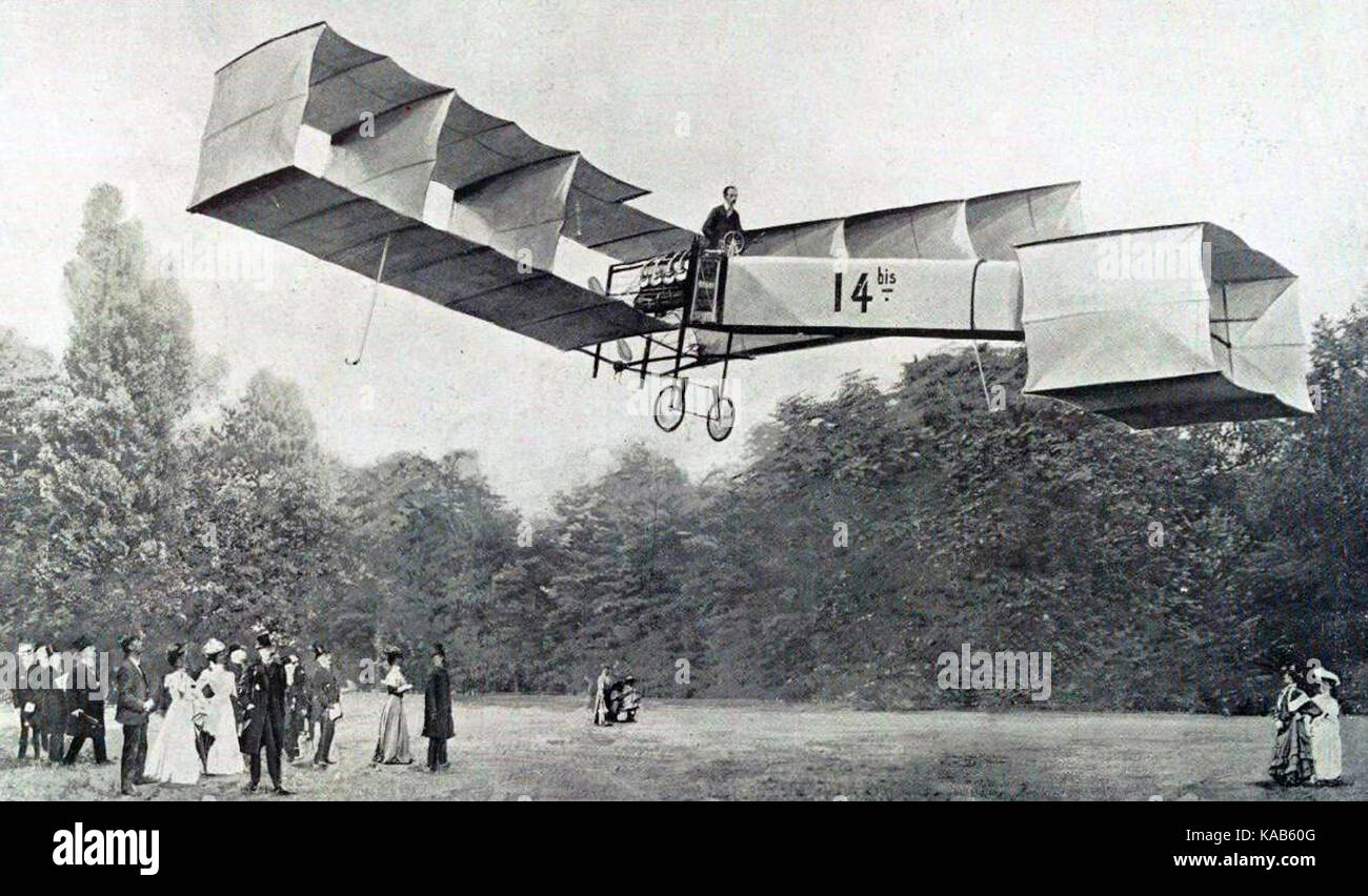 Foto von Alberto Santos-Dumont am 12. November 1906 an Bord seines Flugzeugs 14 bis, das den weltweit ersten offiziellen Geschwindigkeitsrekord in der Luftfahrt aufstellte. Stockfoto