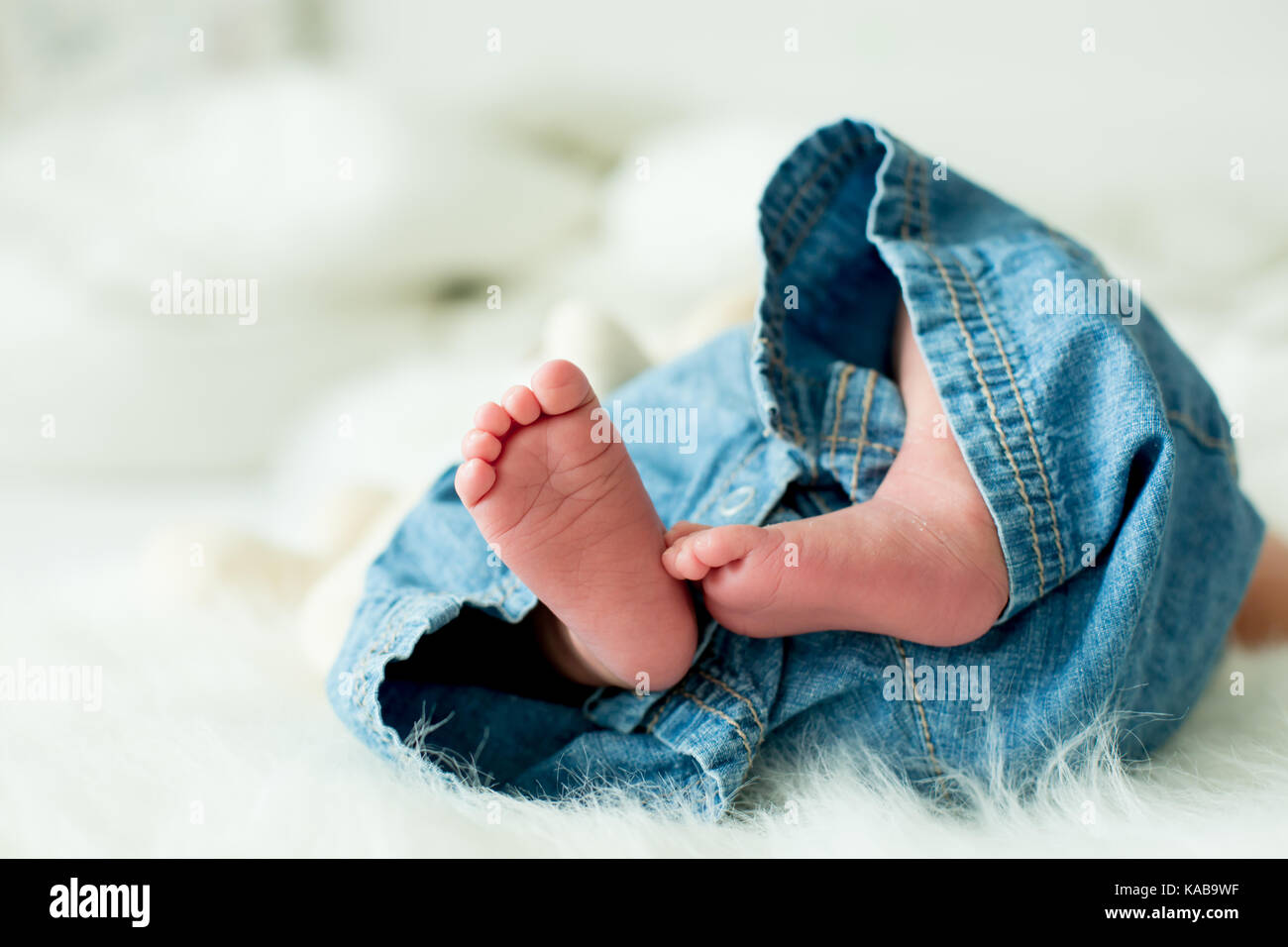 Little baby boy Füße, Baby im Bett liegen am Nachmittag, Tageslicht Stockfoto
