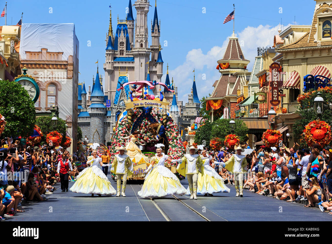 Walt Disney's Magic Kingdom Theme Park, mit dem Märchenschloss, Orlando, Florida, USA, und das fairytale Parade" Karneval der Fantasy' Stockfoto