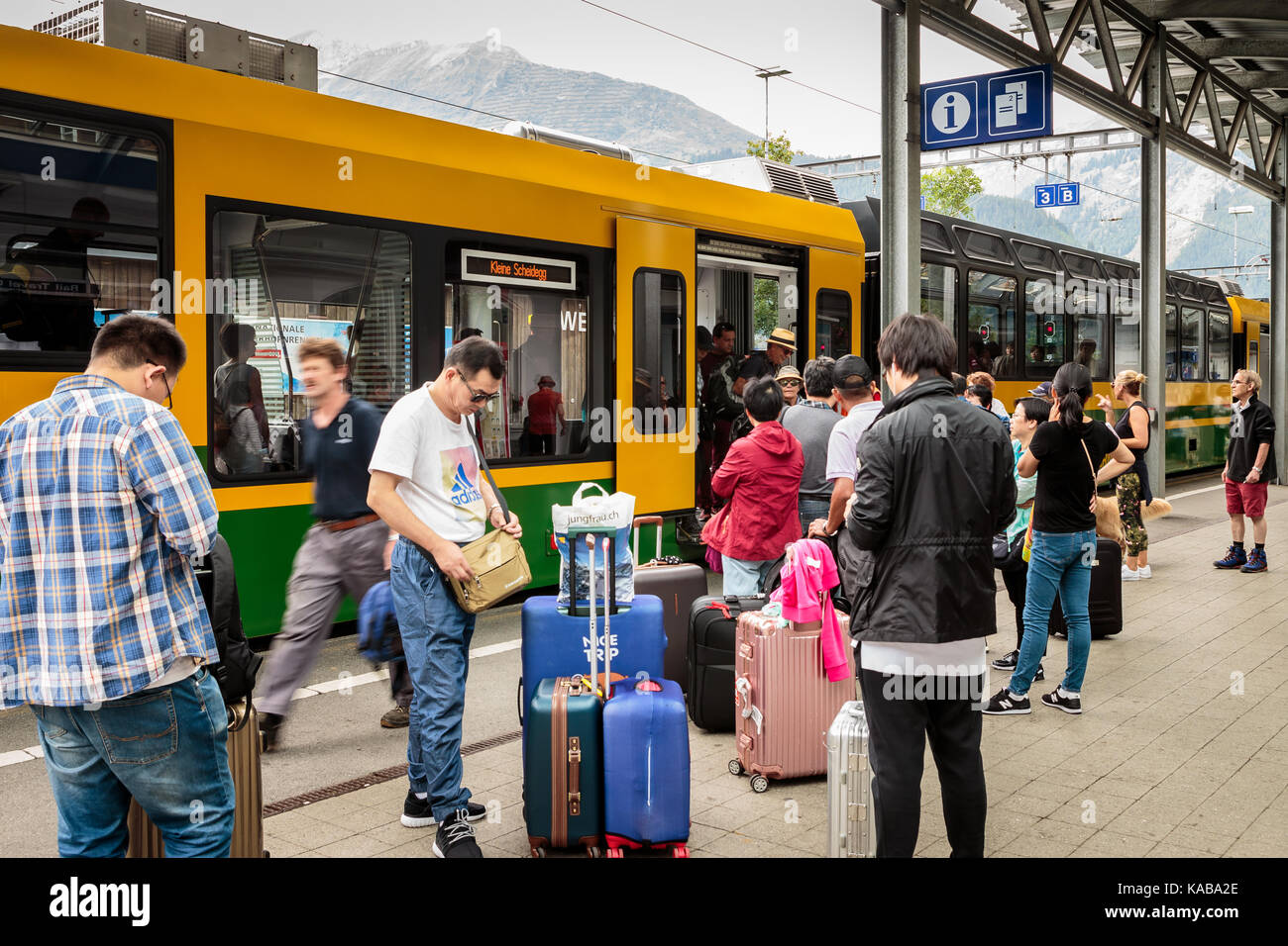 Swiss train luggage -Fotos und -Bildmaterial in hoher Auflösung – Alamy