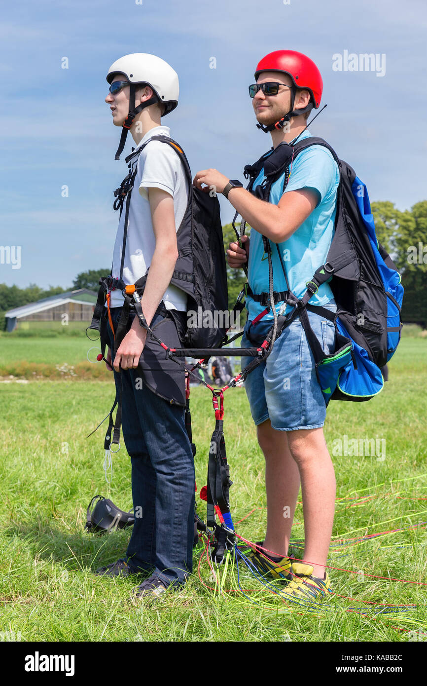 Paragliding Kursleiter mit Junge vorbereiten für Tandemflug Stockfoto