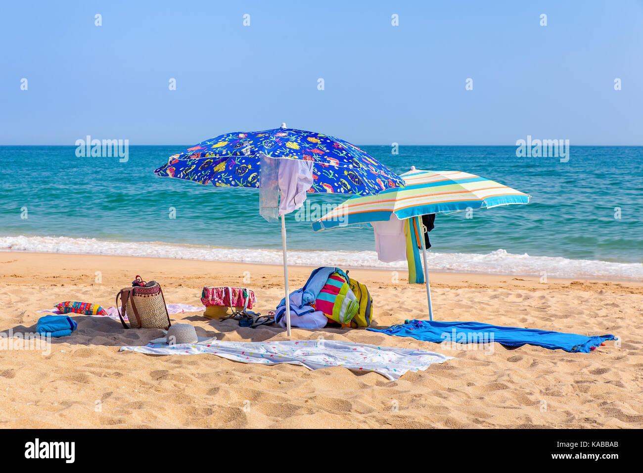 Zwei Sonnenschirme und Ausrüstung für den Strand am Meer Stockfoto