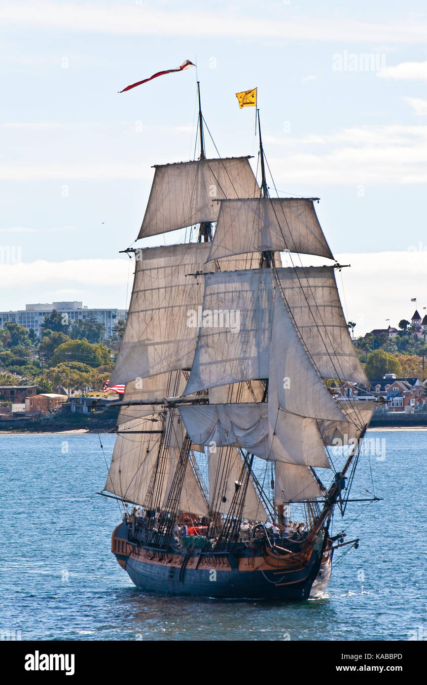 Hohe Segelschiff hms Überraschung, auf die Bucht von San Diego, CA USA, ist eine herrliche Replik des 18. Jahrhunderts Royal Navy Fregatte. Sie ist eine 179-Fuß-full Rig Stockfoto