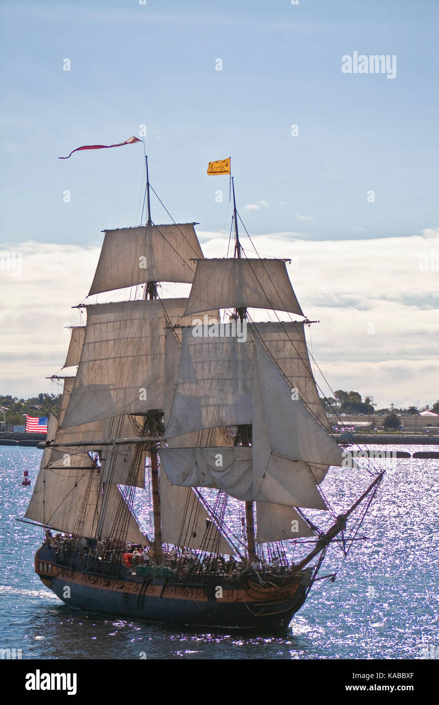 Hohe Segelschiff hms Überraschung, auf die Bucht von San Diego, CA USA, ist eine herrliche Replik des 18. Jahrhunderts Royal Navy Fregatte. Sie ist eine 179-Fuß-full Rig Stockfoto