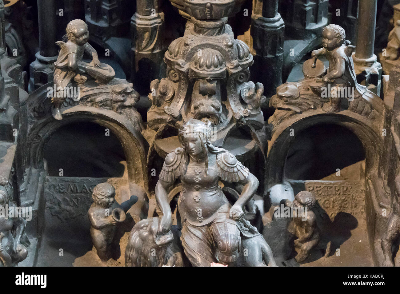 Schrein von St. Sebaldus, Sebalduskirche, Nürnberg, ehrenmal von 1397, Bronze äußeren Skulptur von Peter Vischer der Ältere und seine Söhne, 1508-19. Stockfoto