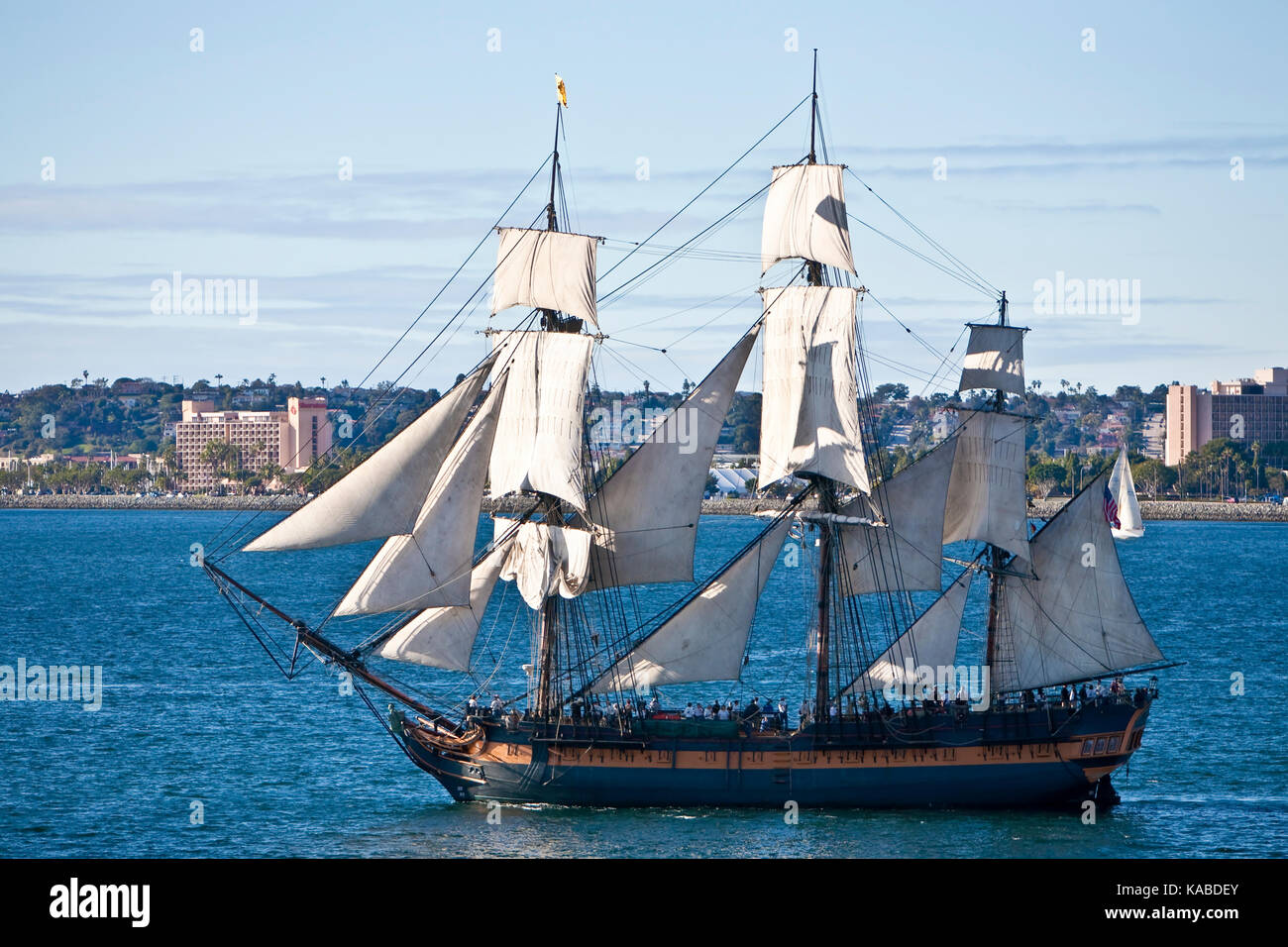 Hohe Segelschiff hms Überraschung, auf die Bucht von San Diego, CA USA, ist  eine herrliche Replik des 18. Jahrhunderts Royal Navy Fregatte. Sie ist  eine 179-Fuß-full Rig Stockfotografie - Alamy