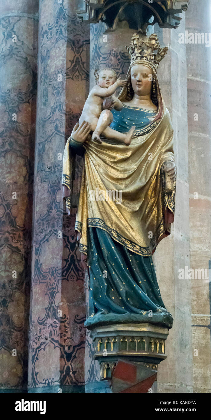 Mittelalterliche Statue der Jungfrau Maria mit Kind, St. Sebaldus Kirche (St. Sebald, Sebalduskirche), Nürnberg, Deutschland Stockfoto