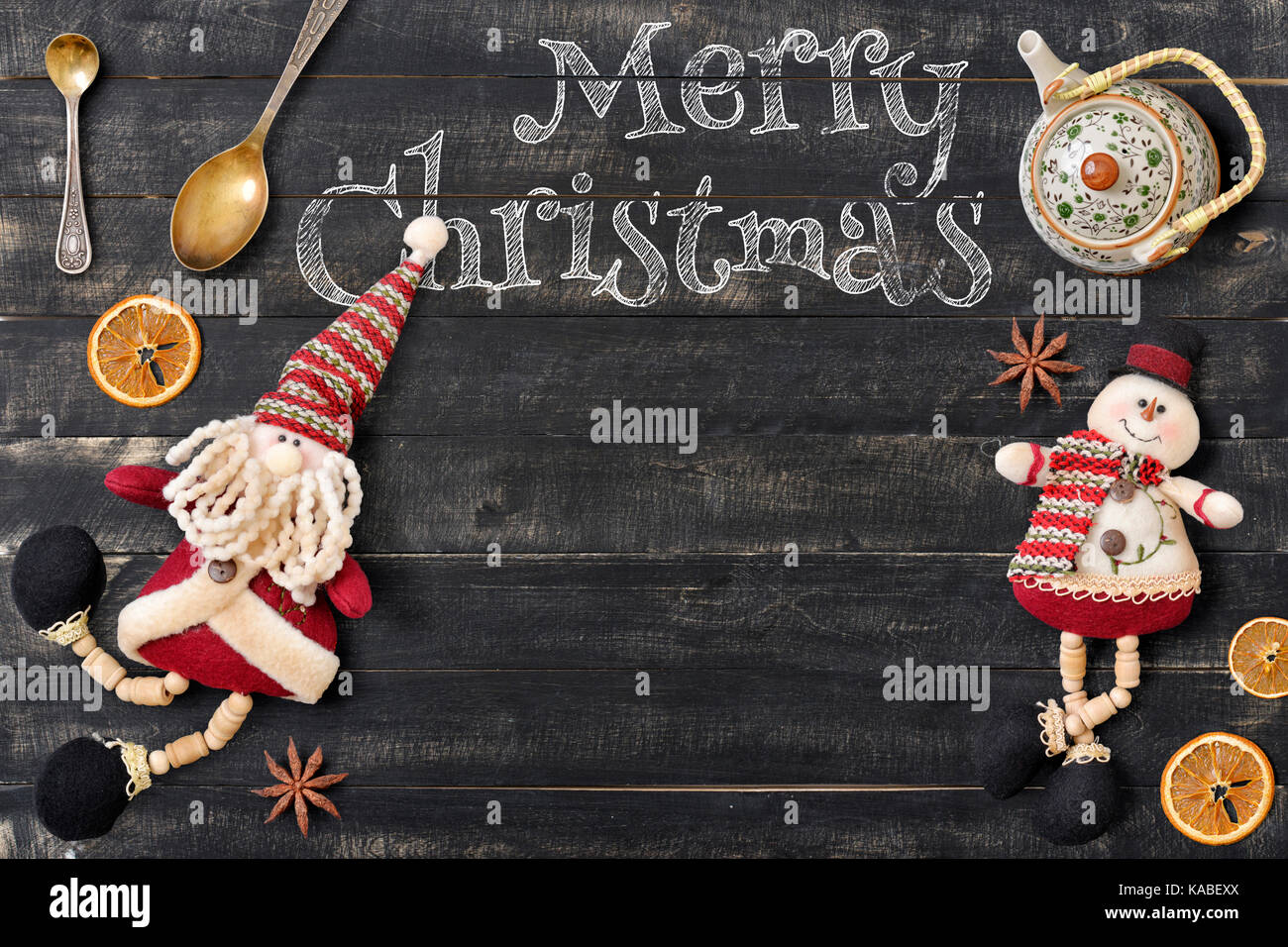 Frohe Weihnachten Grußkarten mit Santa Claus und Xmas Elemente auf schwarzem Holz- Hintergrund. Retro Style. Platz für Text. Stockfoto