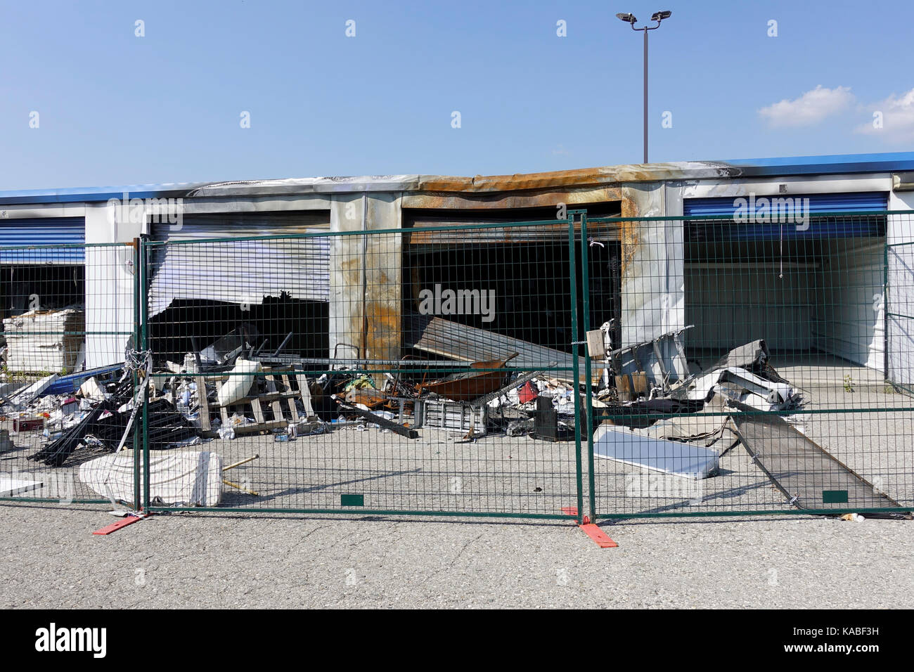 Das Äußere eines amerikanischen Self Storage Unit Werk durch Feuer zerstört Stockfoto