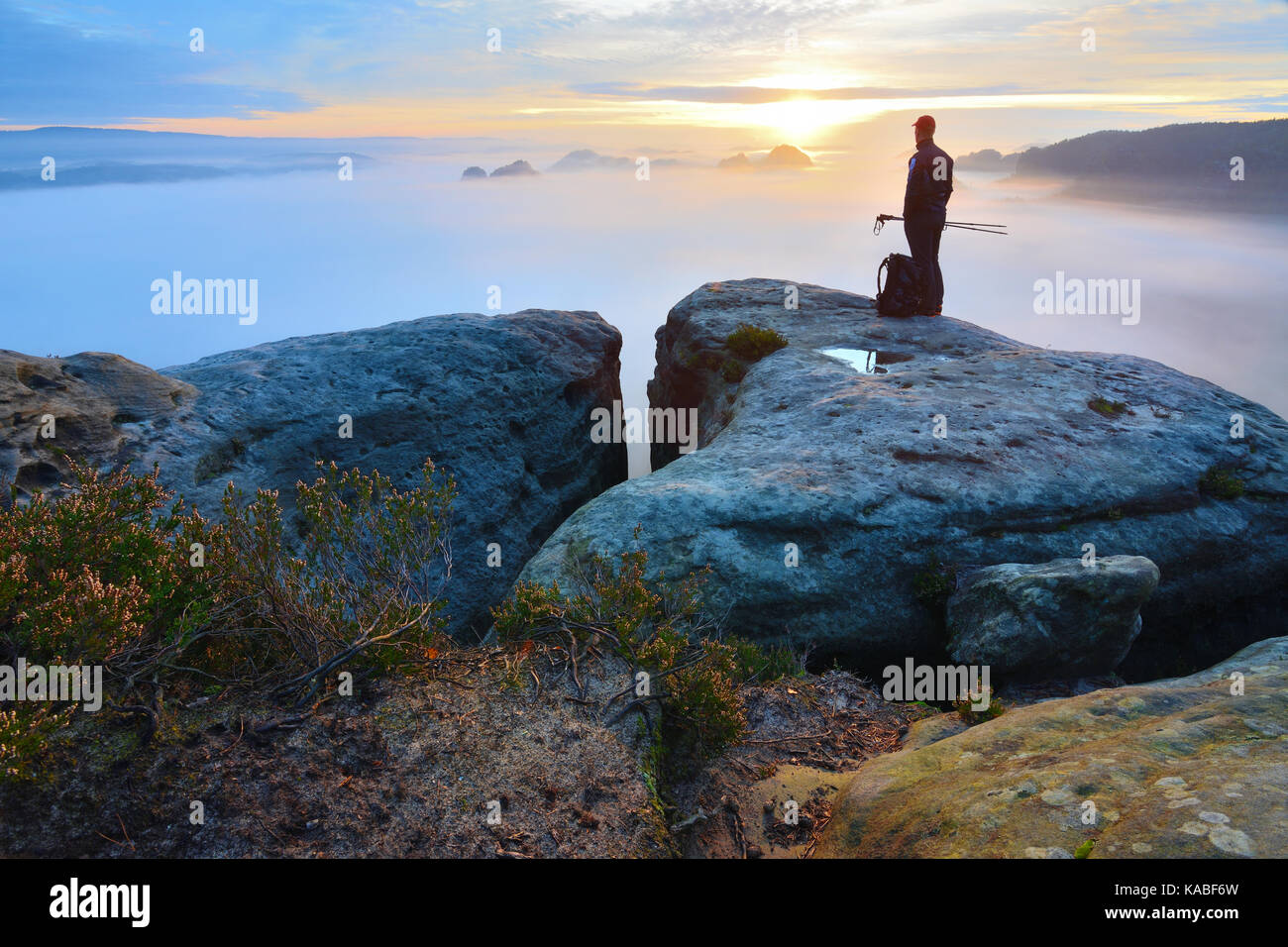 Scharfe hinten Mann Silhouette auf felsigen Gipfel. Wanderer befriedigen  Aussicht genieen. Groer Mann auf felsigen Klippe nach unten beobachten,  Landschaft. Lebendige und starke Vignettierung eff Stockfotografie - Alamy