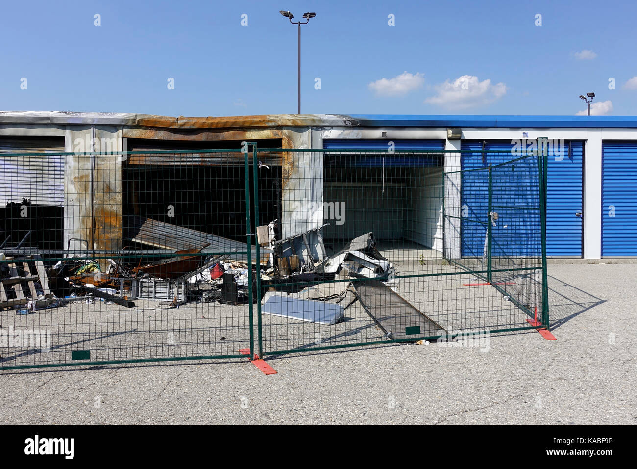 Das Äußere eines amerikanischen Self Storage Unit Werk durch Feuer zerstört Stockfoto