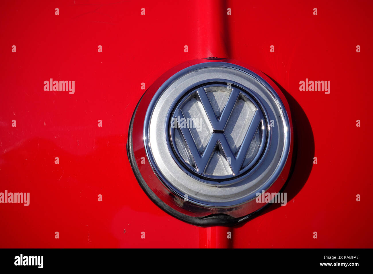 Volkswagen badge on vw beetle -Fotos und -Bildmaterial in hoher Auflösung –  Alamy