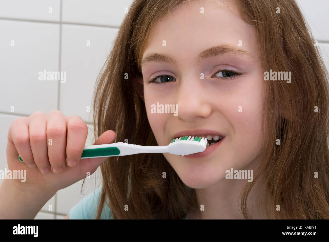 Nahaufnahme des netten Mädchens Zähne Putzen mit der Zahnbürste Stockfoto