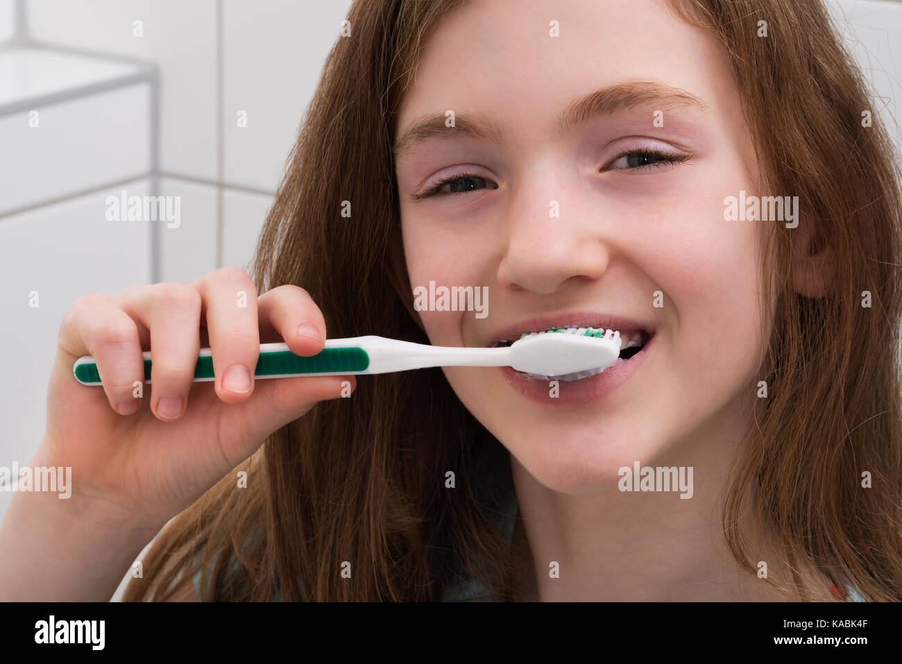 Nahaufnahme des netten Mädchens Zähne Putzen mit der Zahnbürste Stockfoto