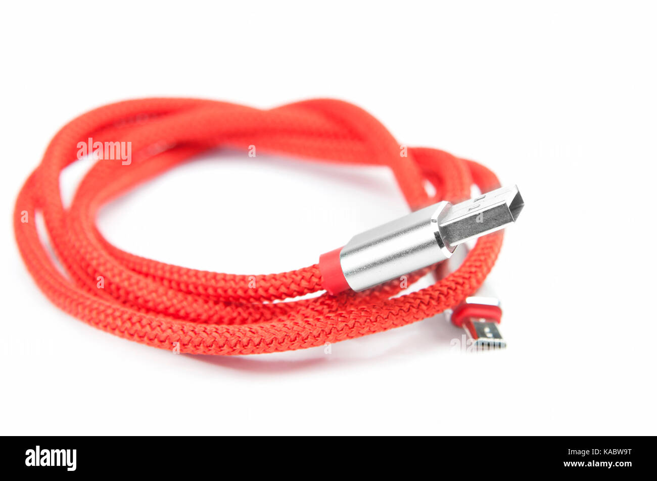 Usb-Kabel isolieren auf Weiß. Nach oben Schließen Stockfoto