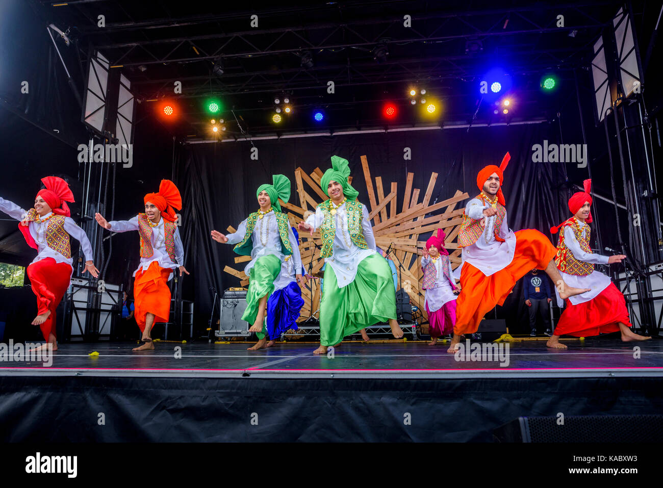 Die Royal Academy of Bhangra Tänzerinnen führen Punjabi Folk Dance, Vancouver, British Columbia, Kanada, auf. Stockfoto