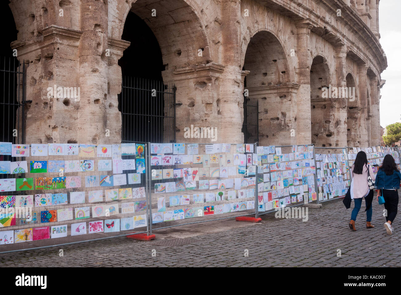 Kinder Zeichnungen am Colosseum für den Frieden Stockfoto