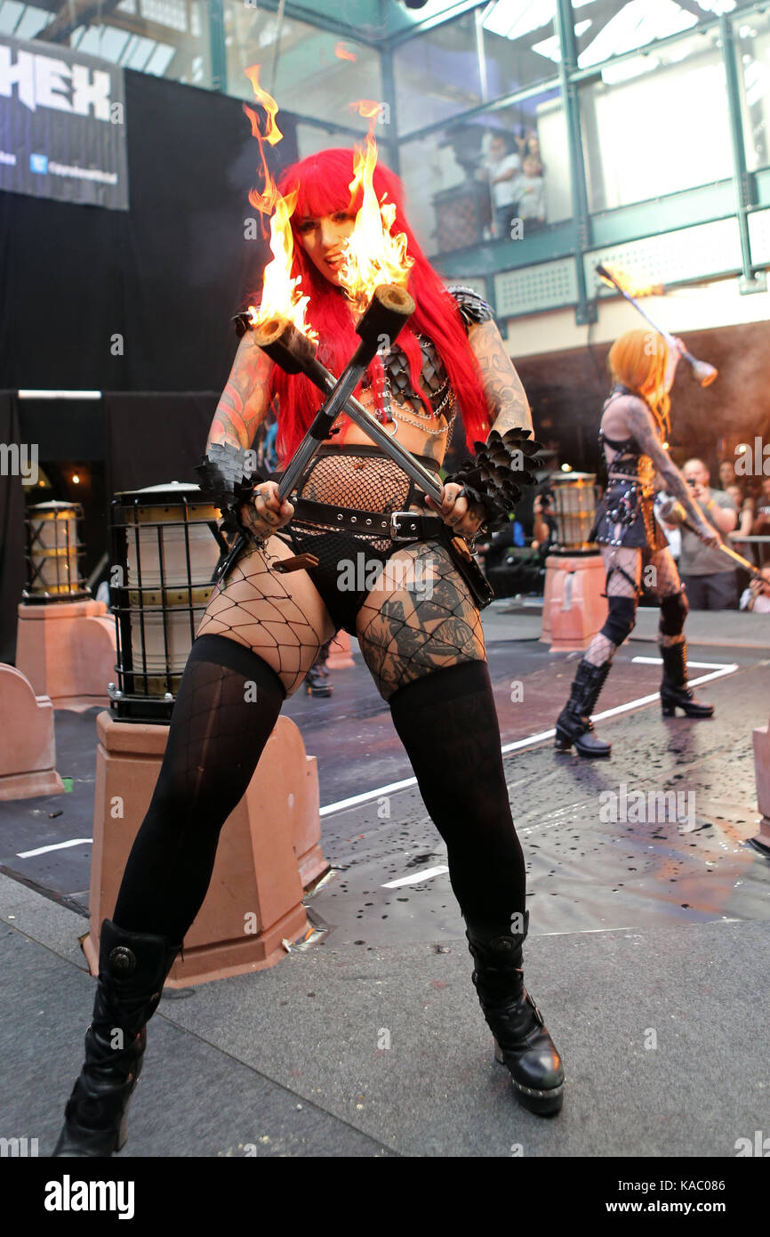 Cervena Fox von Pyrohex durchführen an den International in London Tattoo Convention 2017, Tabak Dock, London, UK. Stockfoto