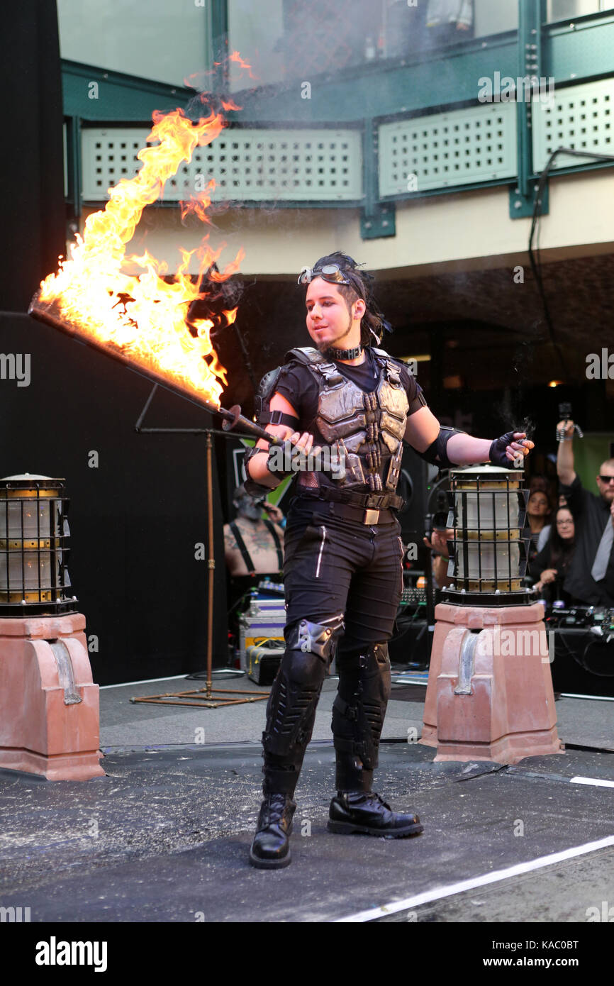 Sununu Hernandez Pyrohex durchführen an den International in London Tattoo Convention 2017, Tabak Dock, London, UK. Stockfoto