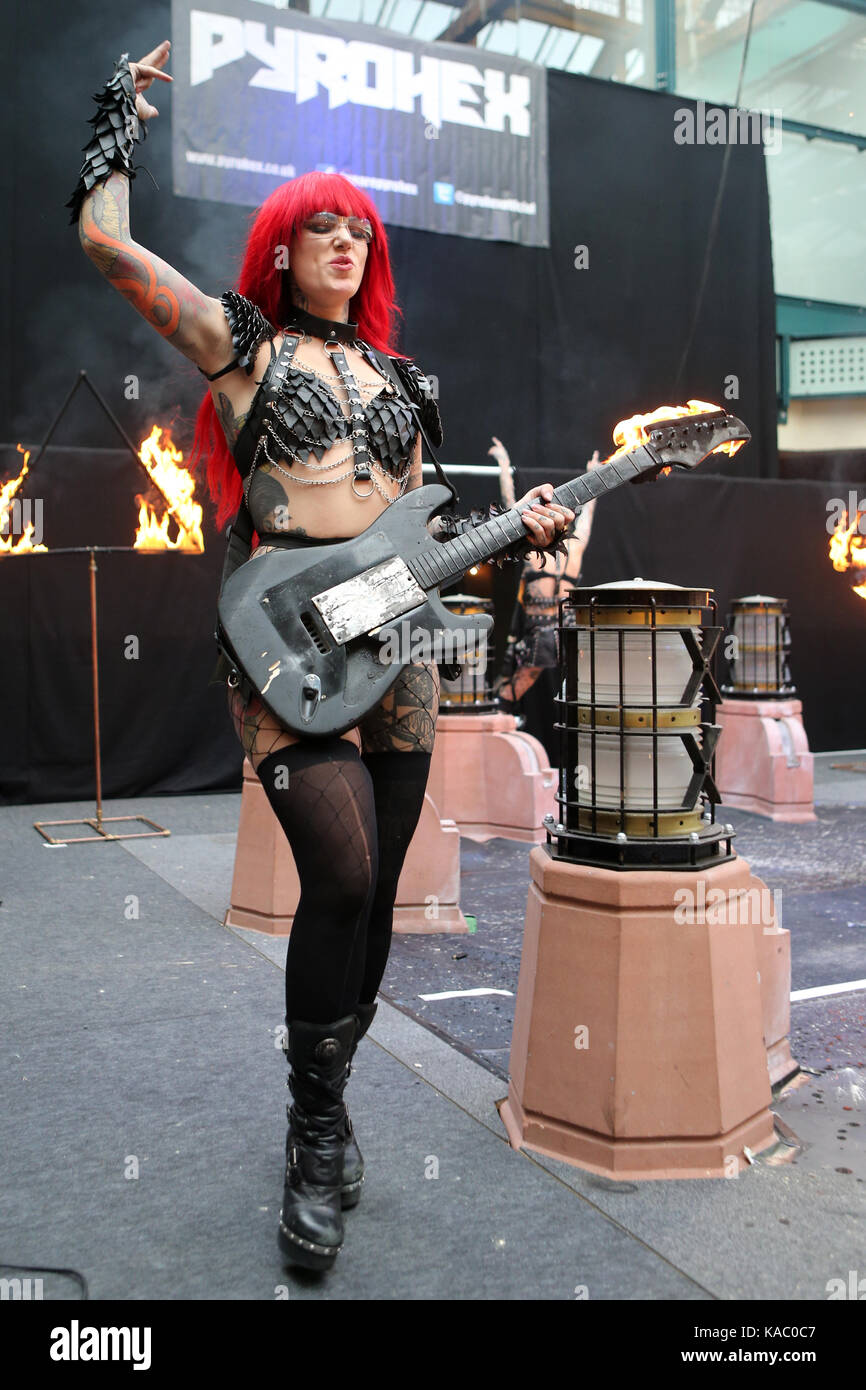 Cervena Fox von Pyrohex durchführen an den International in London Tattoo Convention 2017, Tabak Dock, London, UK. Stockfoto