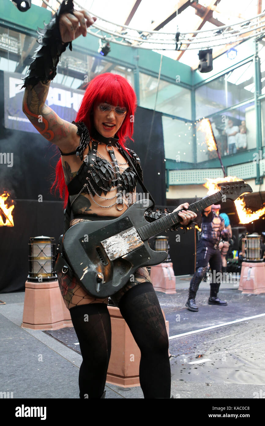Cervena Fox von Pyrohex durchführen an den International in London Tattoo Convention 2017, Tabak Dock, London, UK. Stockfoto