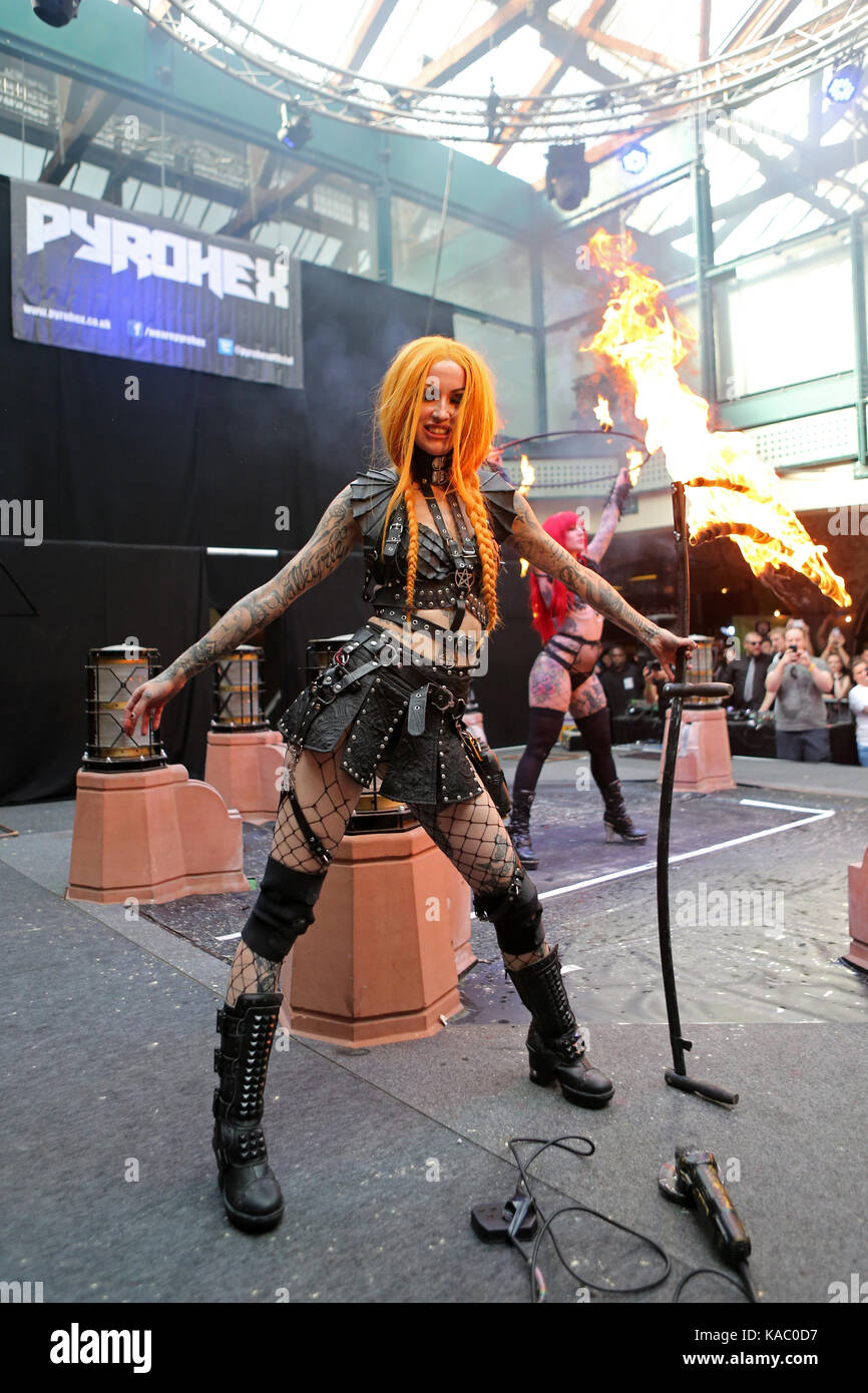Shelly d'Inferno von Pyrohex durchführen an den International in London Tattoo Convention 2017, Tabak Dock, London, UK. Stockfoto