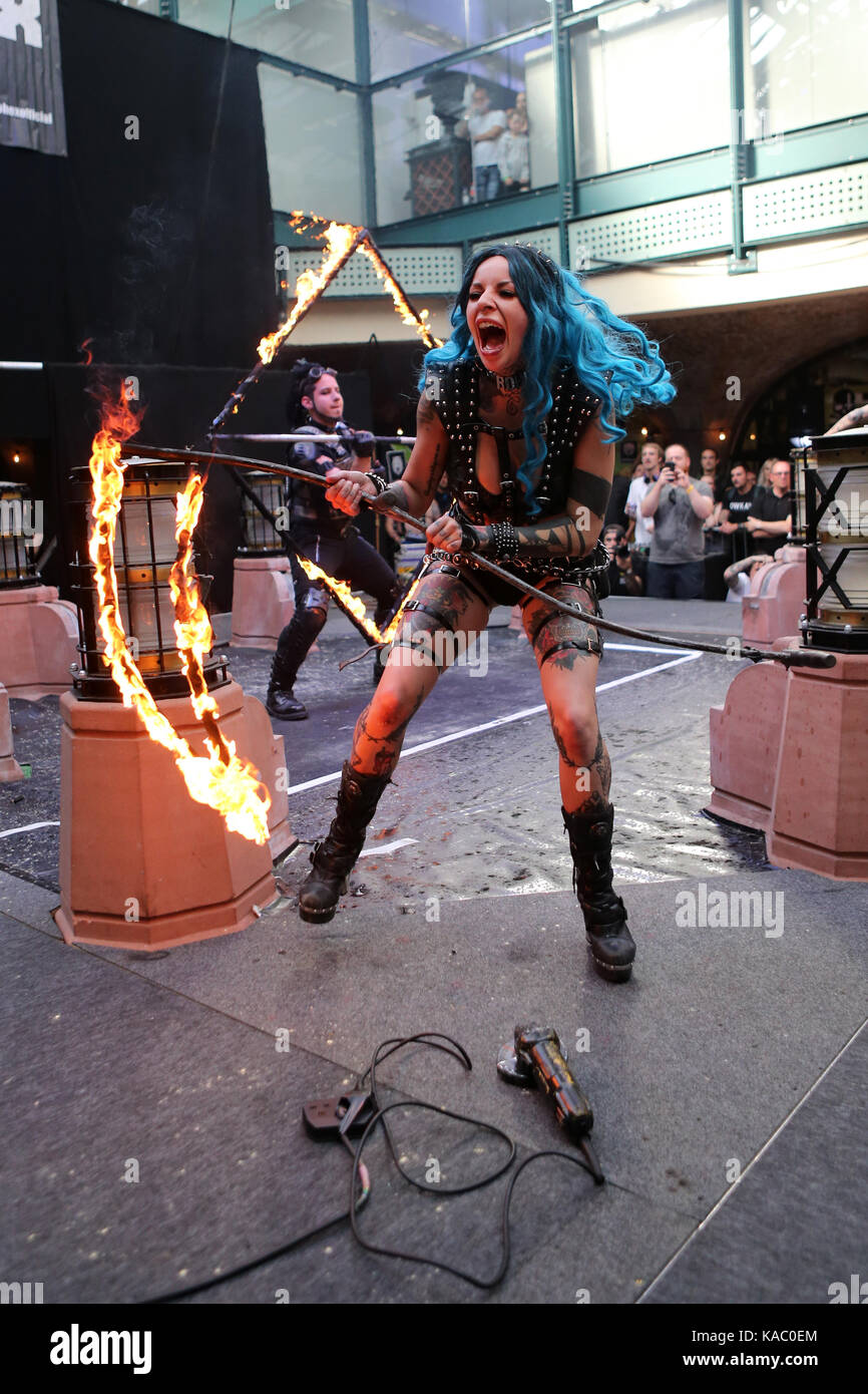 Rebecca Hahnenschrei Pyrohex durchführen an den International in London Tattoo Convention 2017, Tabak Dock, London, UK. Stockfoto