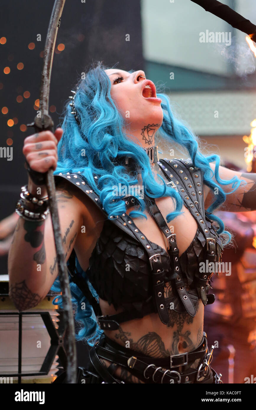 Rebecca Hahnenschrei Pyrohex durchführen an den International in London Tattoo Convention 2017, Tabak Dock, London, UK. Stockfoto