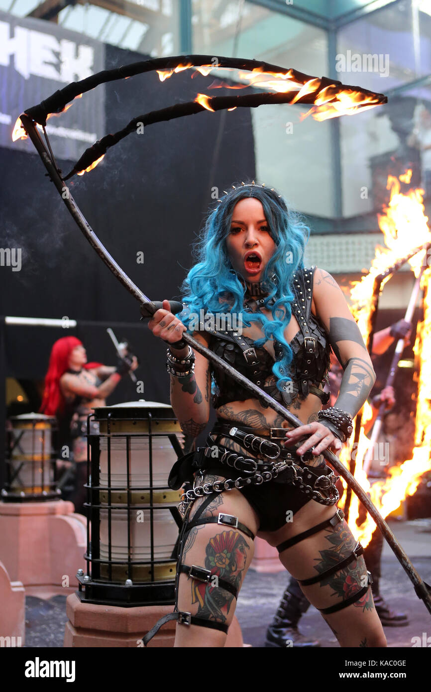 Rebecca Hahnenschrei Pyrohex durchführen an den International in London Tattoo Convention 2017, Tabak Dock, London, UK. Stockfoto