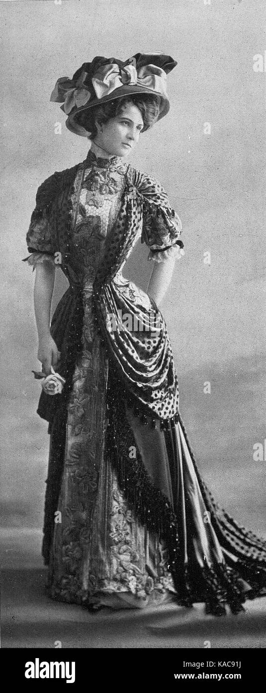 Ein von Redfern entworfenes Besuchskleid aus dem Jahr 1907 mit modischen Elementen aus der Edwardian-Ära mit maßgeschneiderten Details und einer strukturierten Silhouette, die typisch für die formale Kleidung der Frauen des frühen 20. Jahrhunderts ist. Stockfoto