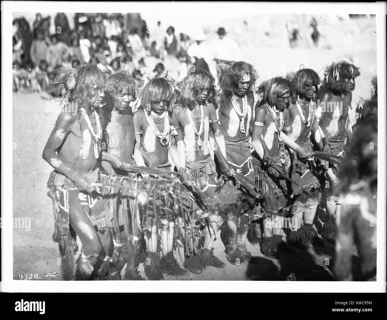 Schlange Priester sangen Lieder und Schwingen Adlerfedern während einer Snake Dance Zeremonie an Oraibi, California, Ca.1896 (CHS4738) Stockfoto