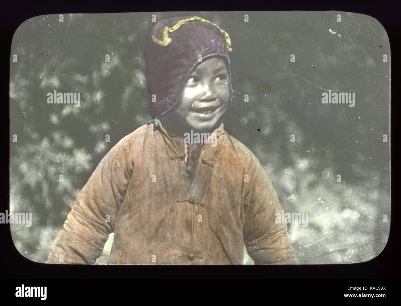 Lächelnd Kind trägt einen Mantel und Hut, China, Ca. 1918 1938 (MFB LS 0243) Stockfoto