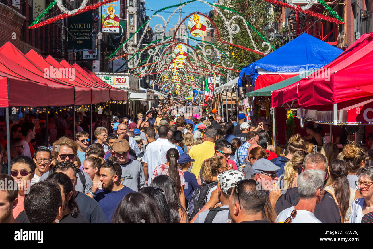 Touristen und Besucher genießen die San Gennaro Festival in Little Italy, Manhattan, New York City. Stockfoto