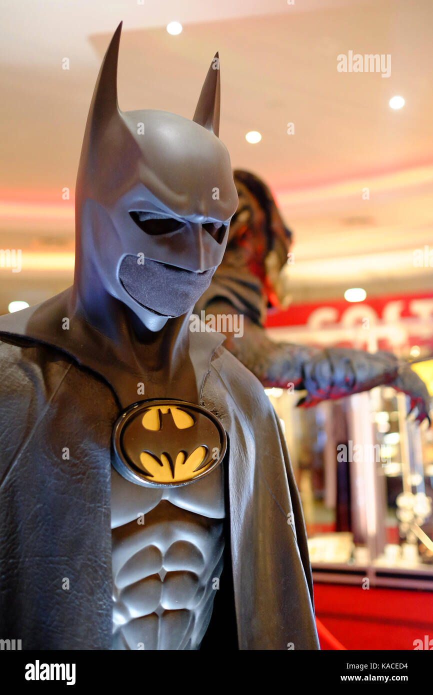 Ausstellung vor einem Live Auktion am BFI IMAX am 26. September 2017 von TV & Film Memorabilia einschließlich einer vollständigen Größe Batman Kostüm Stockfoto