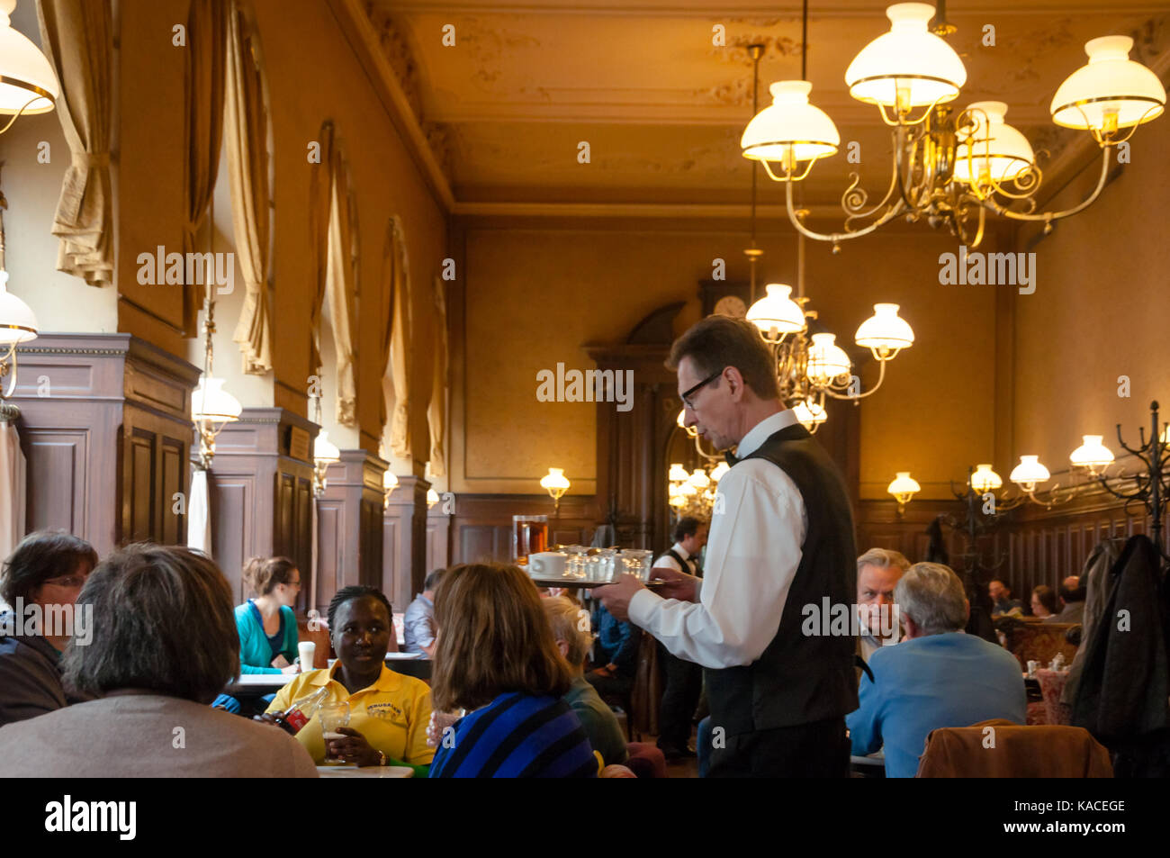 Innenraum des weltberühmten Cafe Sperl, elegante Café Haus in Wien Stockfoto