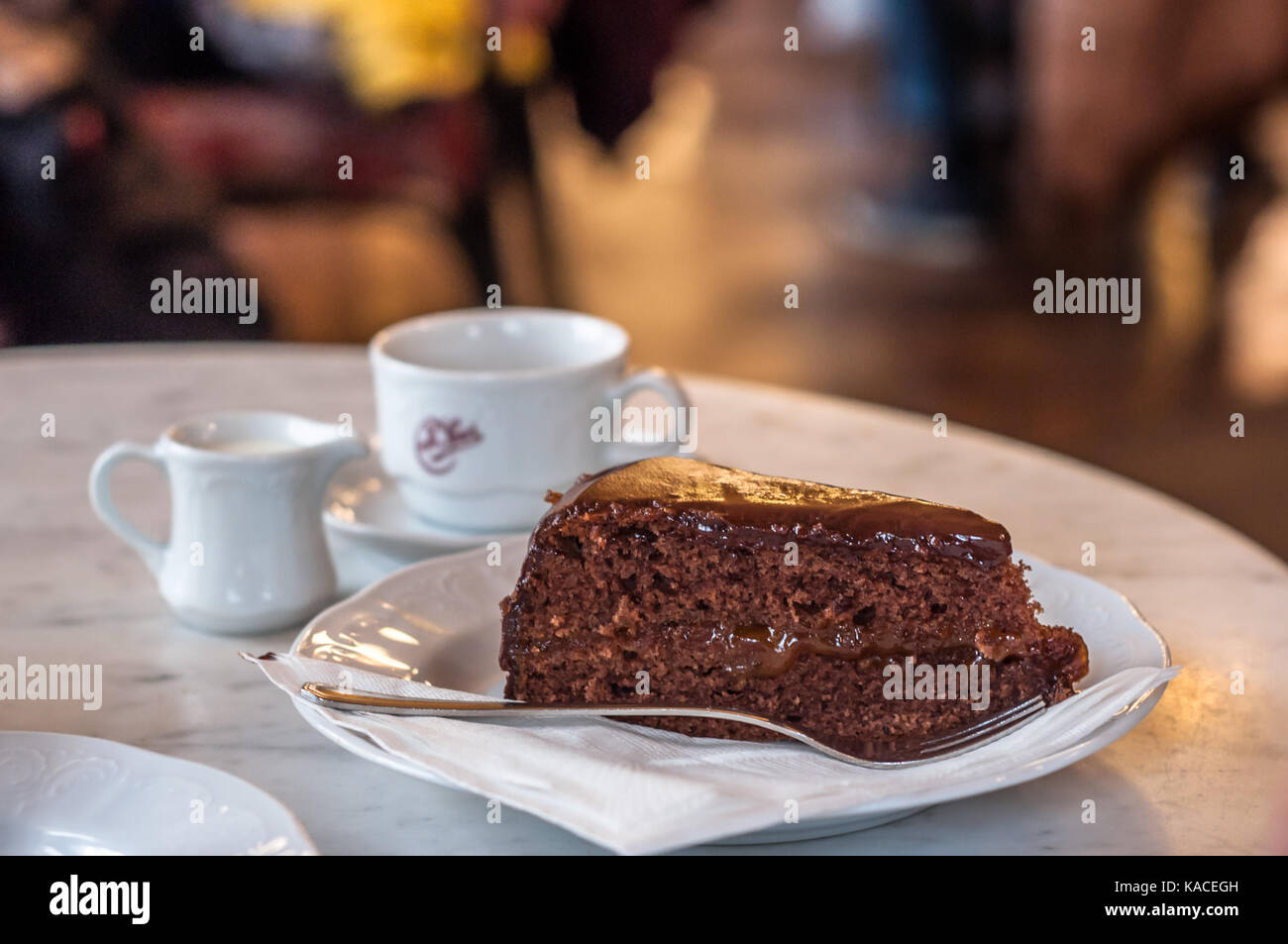 Sachertorte und Melange im berühmten Café Sperl, Wien Stockfoto