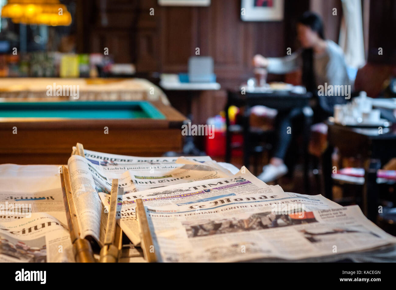 Zeitungen in Cafe Sperl, Wien Stockfoto