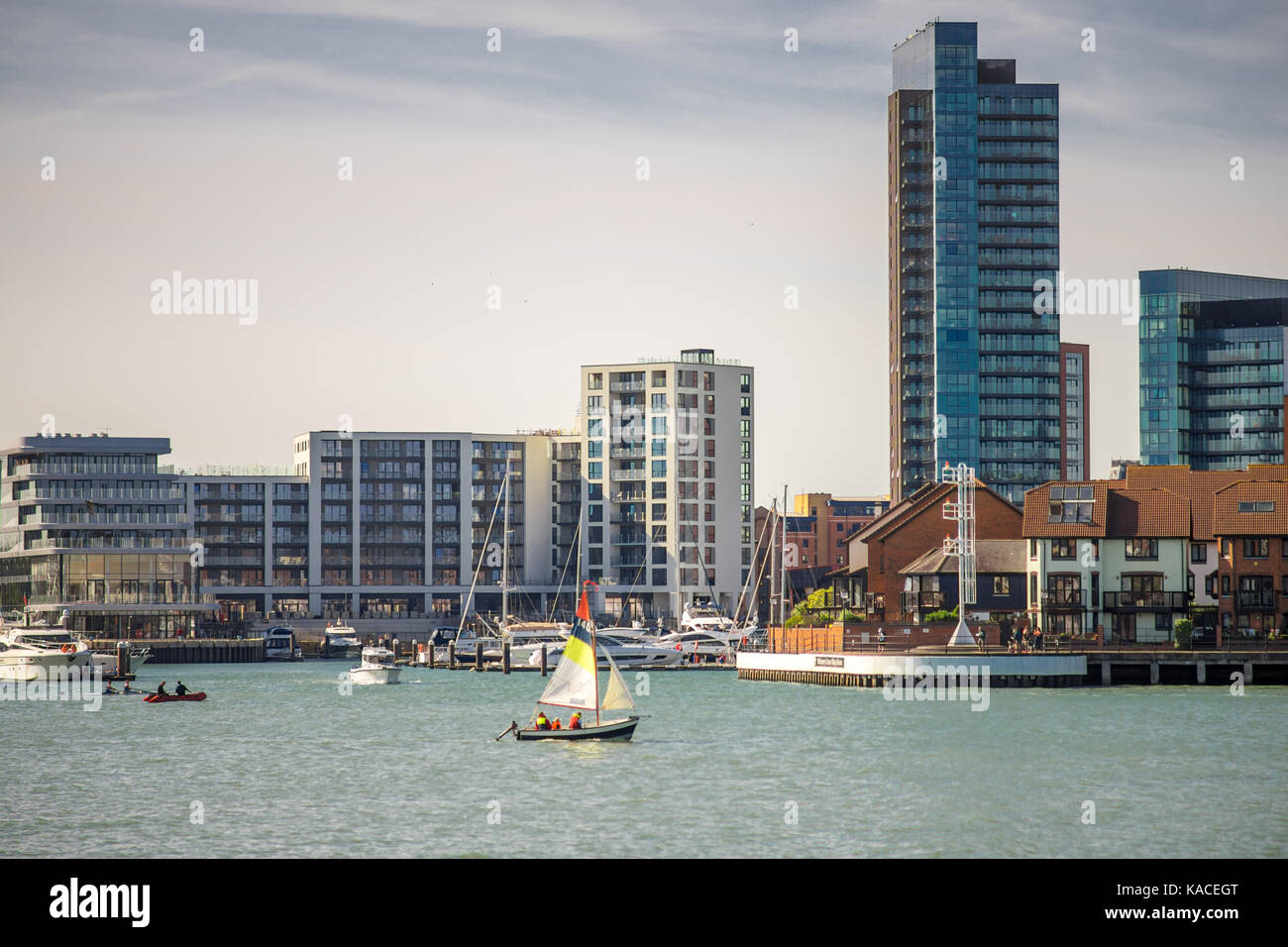 Blick über den Itchen River Ocean Village Marina in Southampton, Großbritannien mit den Admirals Kai Entwicklung einschließlich der hohe Anstieg Moresby Tower, 2017 Stockfoto