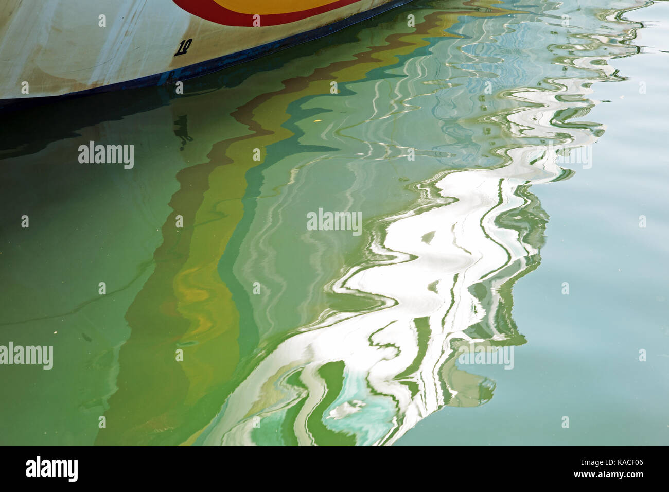Bunte Boot im Wasser spiegelt eine abstrakte Hintergrundbild zu machen Stockfoto
