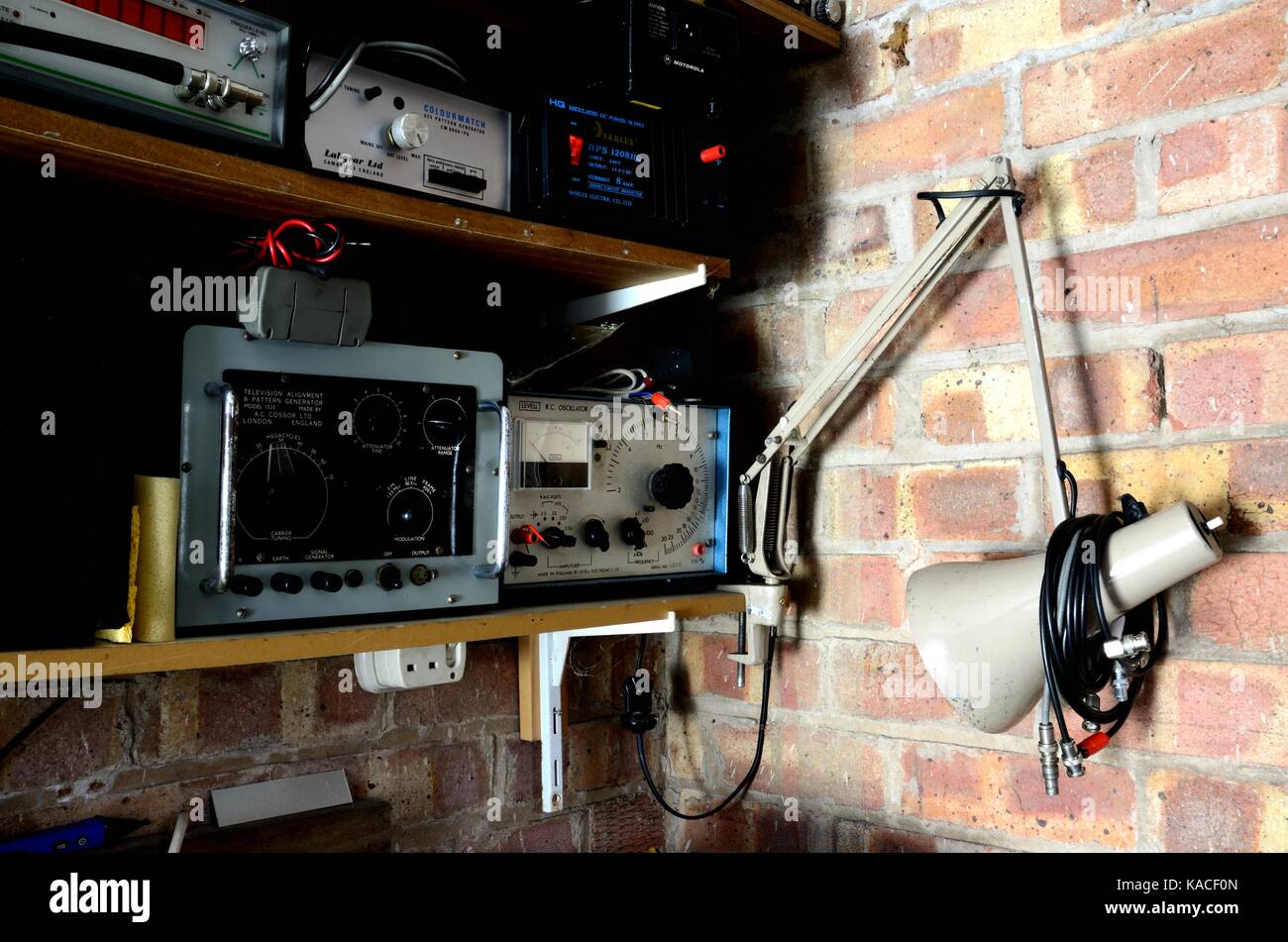 Retro Amateur Radio und Fernsehen Ingenieure workshop Stockfoto