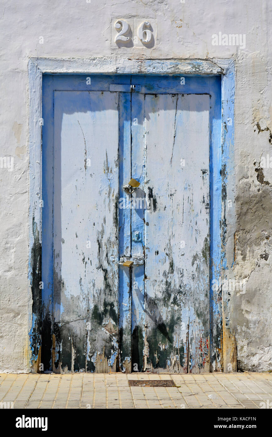Foto einer verwitterten blauen Holztür Stockfoto