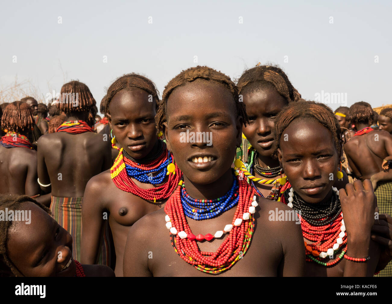 Mädchen die Teilnahme an Dassanech Stolz Ox Feier, Salheng, Turkana County, Omorate, Äthiopien Stockfoto