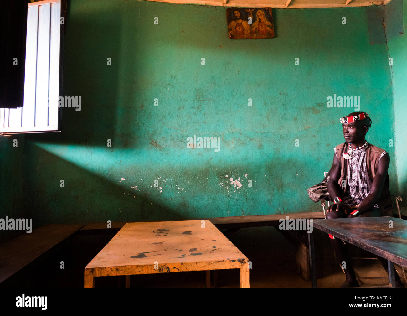 Mann in einer Bar in Key Afer, Omo Valley, Äthiopien Stockfoto