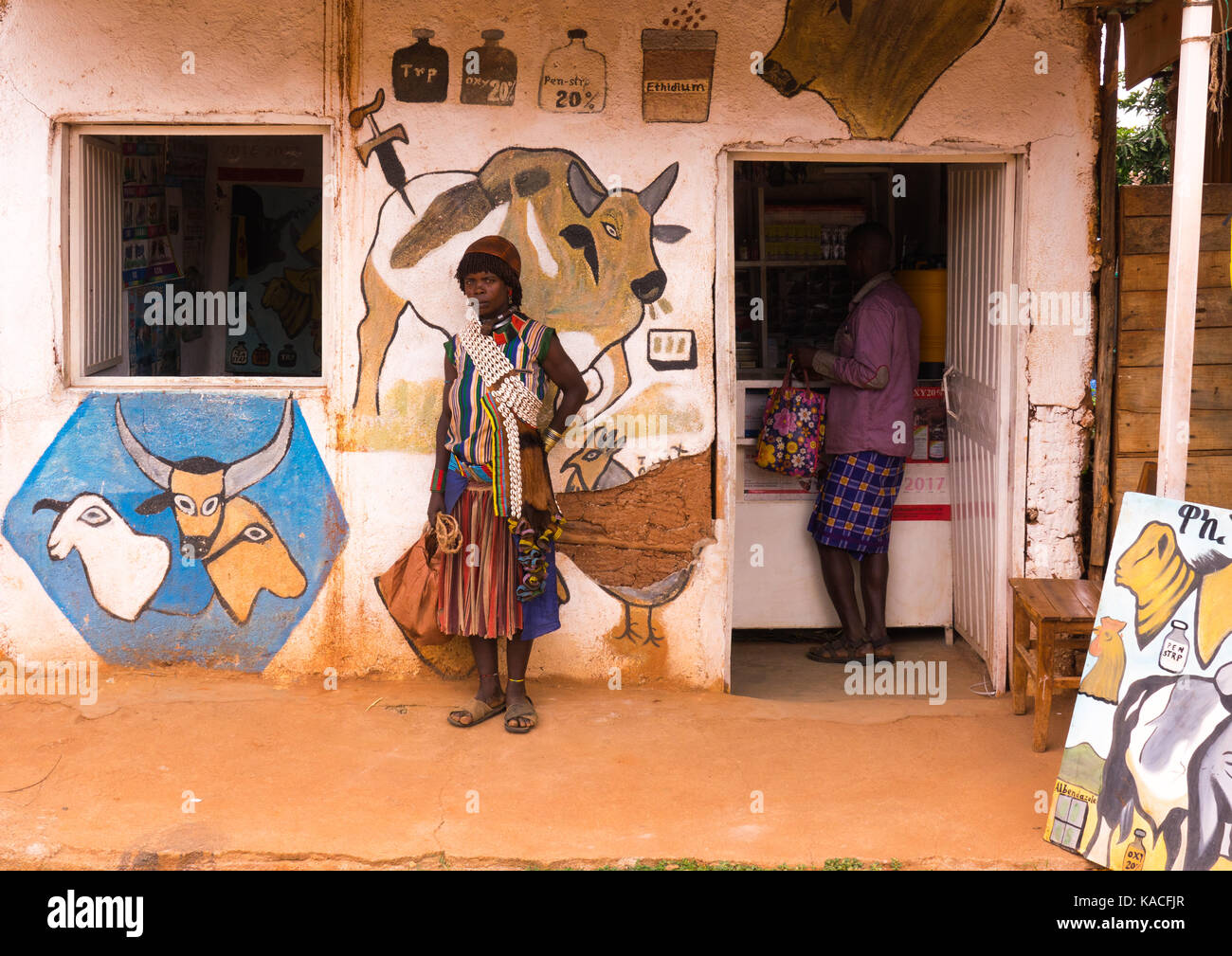 Frau vor einem Store für Tierfutter in Key Afer am Markttag, Omo Valley, Äthiopien Stockfoto