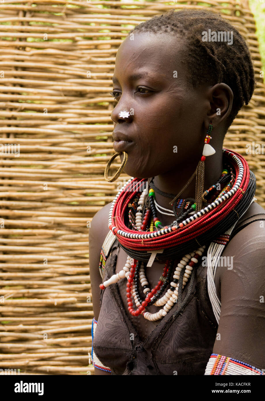 Sudanesische Toposa Stamm Mädchen Flüchtling in Kangate, Omo Valley, Äthiopien Stockfoto