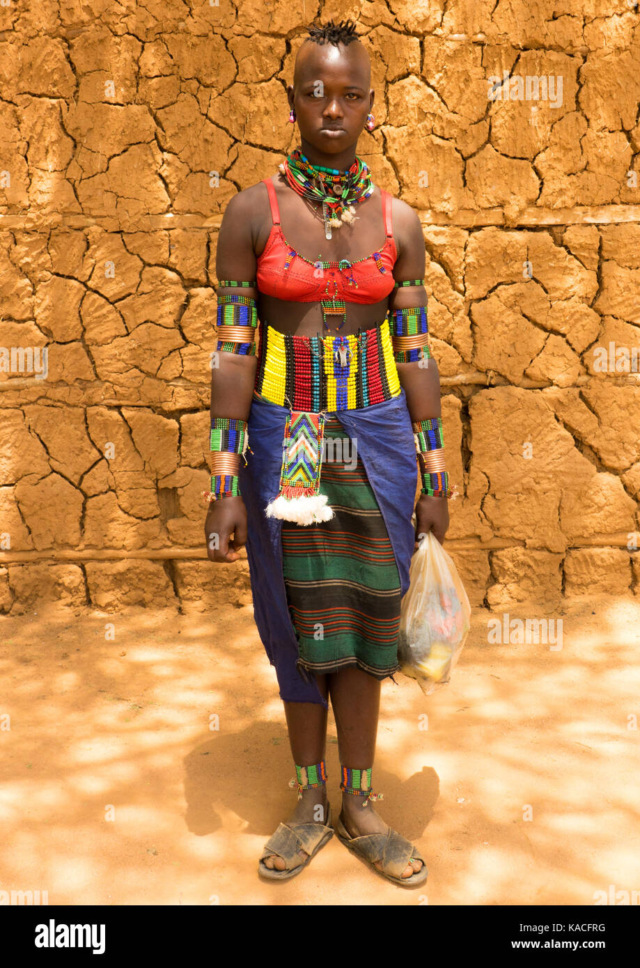 Stilvolle Bana Mädchen nach Key Afer Markt gehen, Omo Valley, Äthiopien Stockfoto