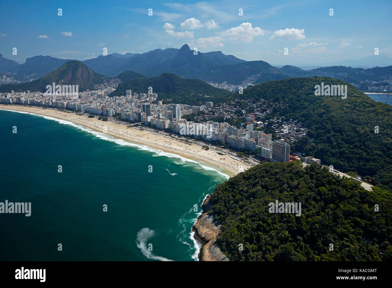 Strand von Copacabana (links) und leme Strand (rechts), Rio de Janeiro, Brasilien, Südamerika - Antenne Stockfoto