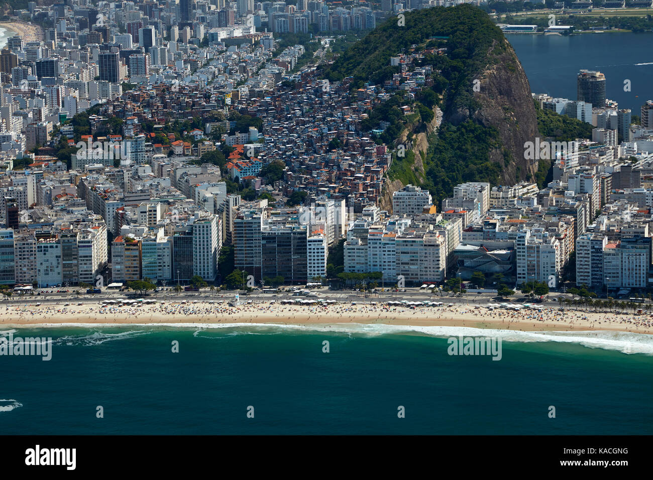 Die Leute am Strand von Copacabana, Wohnungen und cantagalo Favela, Rio de Janeiro, Brasilien, Südamerika - Antenne Stockfoto