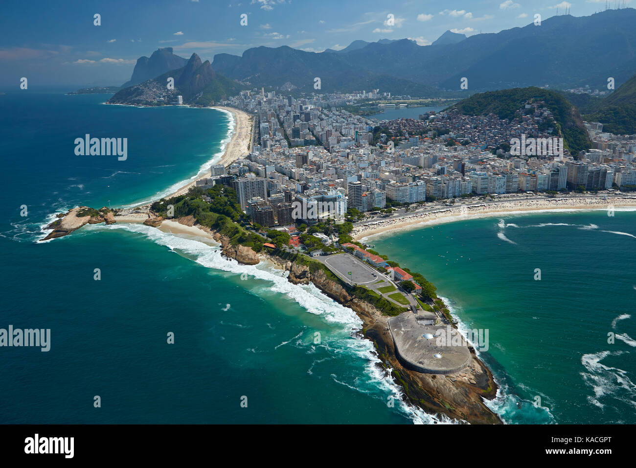 Fort Copacabana, Ipanema Strand (oben links) und die Copacabana (rechts), Rio de Janeiro, Brasilien, Südamerika - Antenne Stockfoto
