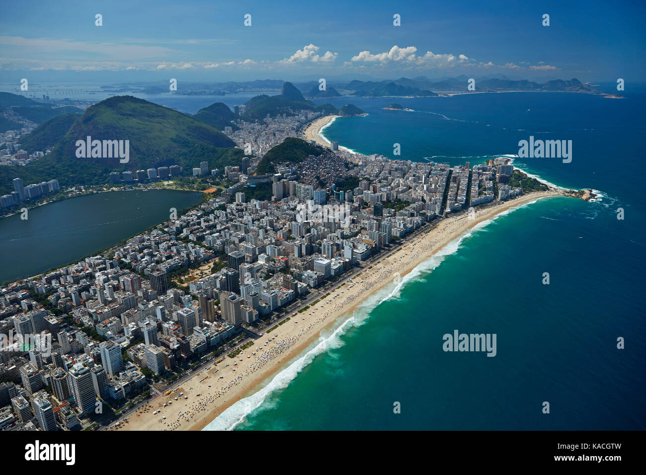 Die Leute am Strand von Ipanema, Lagoa Rodrigo de Freitas (links) und die Copacabana (oben), Rio de Janeiro, Brasilien, Südamerika - Antenne Stockfoto